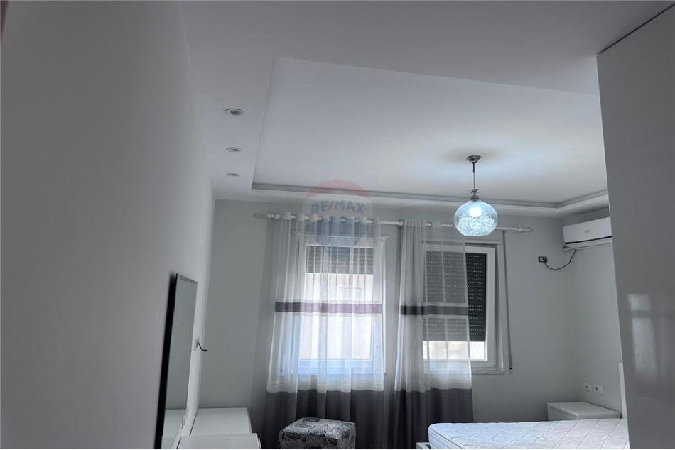 Tirane, jepet me qera apartament 3+1, , 125 m² 650 € (Komuna e Parisit)