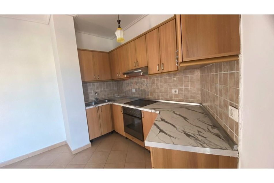 Tirane, jepet me qera apartament 2+1 , 450 € (Selvia)