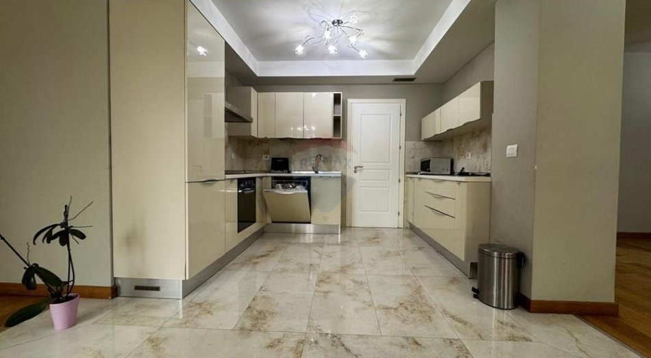 Tirane, jepet me qera apartament 3+1 Kati 5, 220 m² 2.200 € (Rruga e Elbasanit)