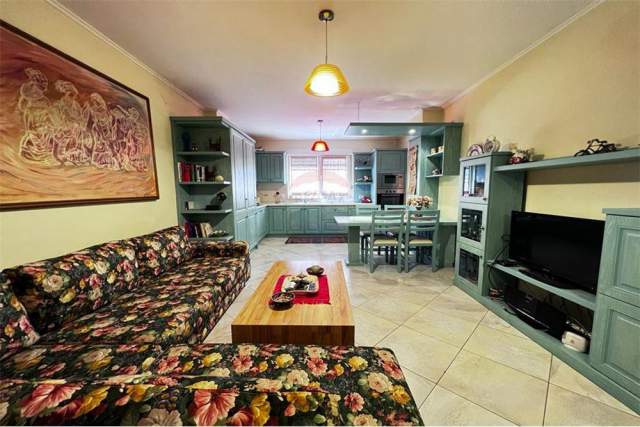 Tirane, jepet me qera apartament 2+1+BLK Kati 3, 100 m² 600 Euro (Liqeni i Thate)