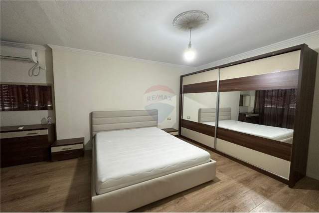 Tirane, jepet me qera apartament 3+1 Kati 2, 122 m² 650 Euro (Komuna e Parisit)