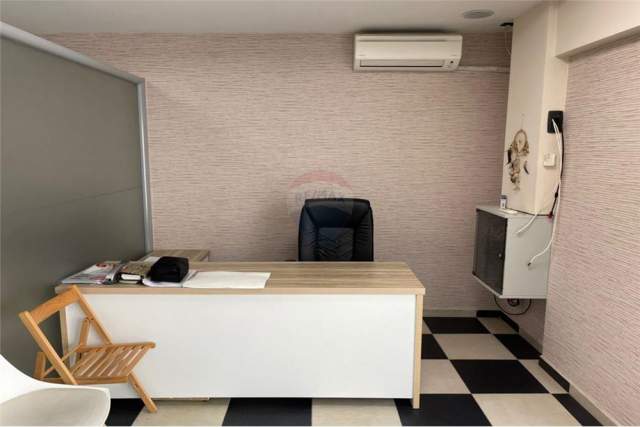Tirane, jepet me qera zyre Kati 0, 43 m² 400 Euro (Bllok)