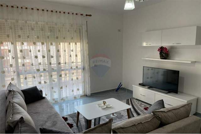 Tirane, jepet me qera apartament 2+1+BLK Kati 4, 85 m² 300 Euro (Te fresku)