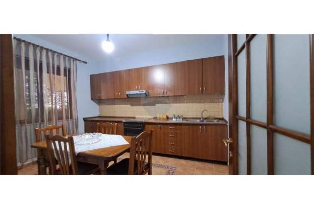 Tirane, jepet me qera apartament 2+1+BLK Kati 1, 150 m² 400 Euro (Selaudin Zorba)