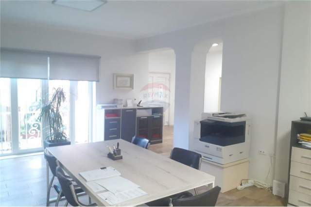 Tirane, jepet me qera ambjent biznesi Kati 1, 150 m² 800 Euro (Rruga Elbasanit)