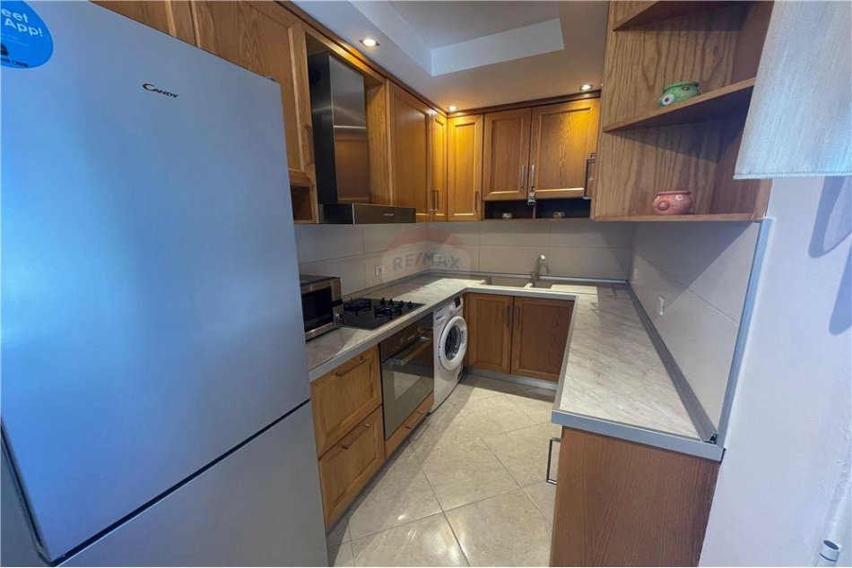 Tirane, jepet me qera apartament 1+1 Kati 8, 50 m² 500 € (Rruga Kavajes)