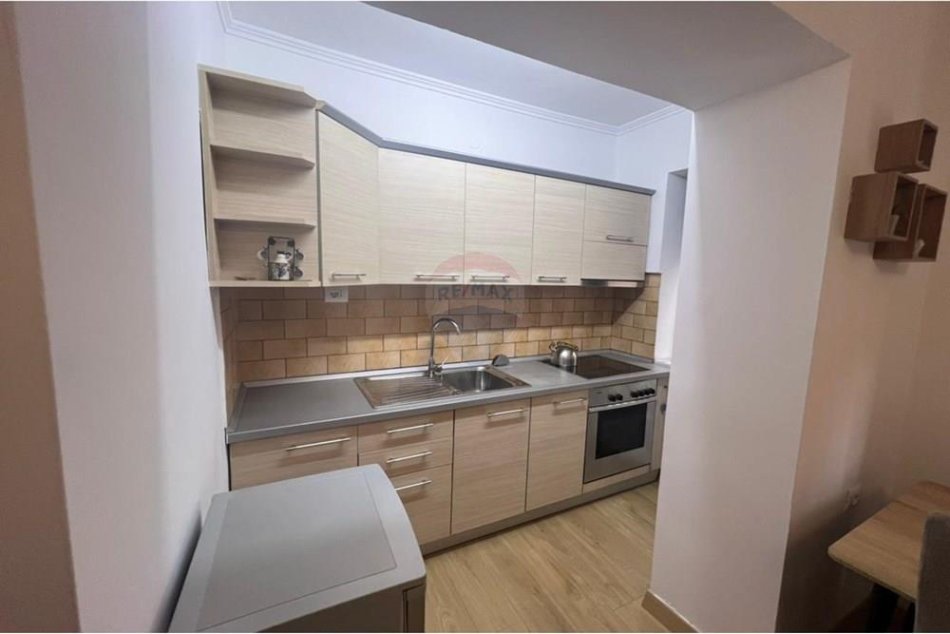 Tirane, jepet me qera apartament 1+1 , 650 € (Myslym Shyri)
