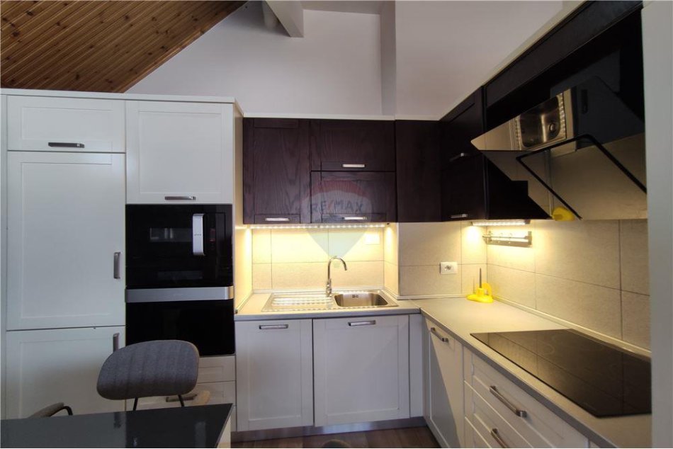 Tirane, jepet me qera apartament 2+1 Kati 10, 90 m² 800 € (Myslym Shyri)