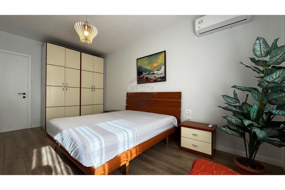 Tirane, jepet me qera apartament 1+1 , 75 m² 720 € (Liceu Artistik)