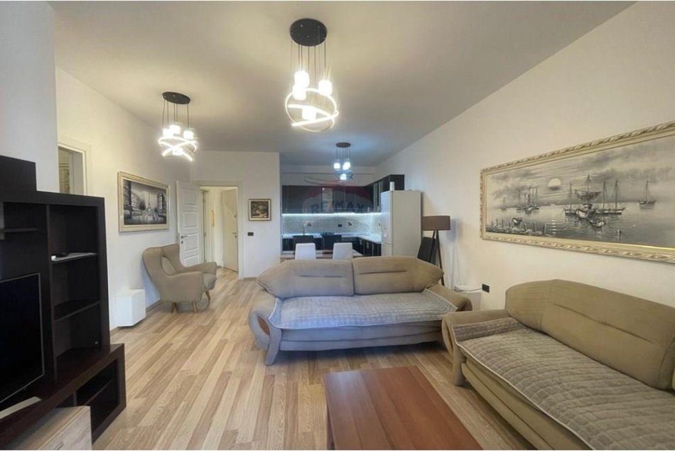 Tirane, jepet me qera apartament 2+1 , 750 € (Rruga e Kosovareve)