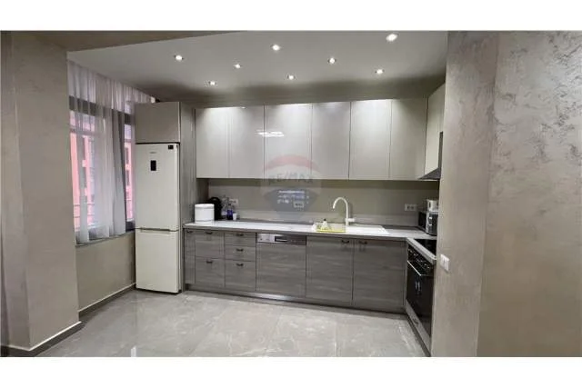 Tirane, jepet me qera apartament 2+1 110 m² 1.000 Euro