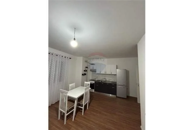 Tirane, jepet me qera apartament 1+1 73 m² 400 Euro