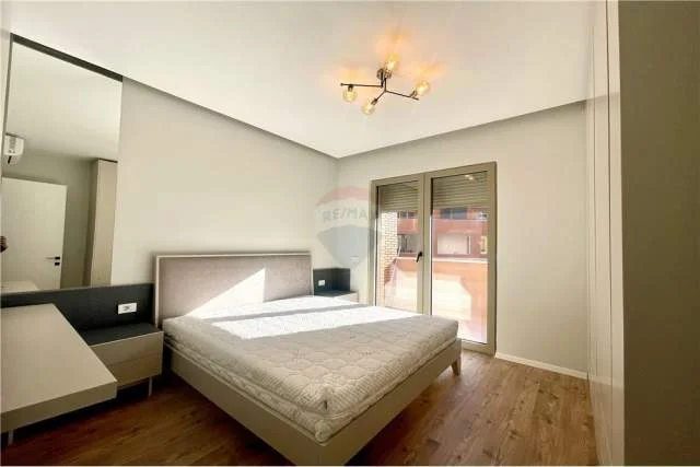 Tirane, jepet me qera apartament 800 Euro