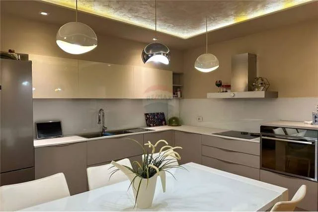 Tirane, jepet me qera apartament 2+1+BLK 200 m² 900 Euro