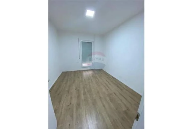 Tirane, jepet me qera apartament 3+1 Kati 1, 12.895 m² 45.000 Leke (APARTAMENT ME QIRA 3+1+2, DON BOSKO)