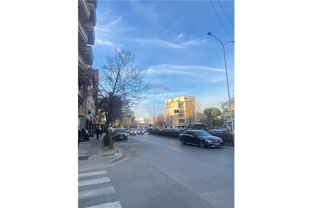 OKAZION SHITET AMBIENT KOMERCIAL BUZE RRUGES KRYESORE!