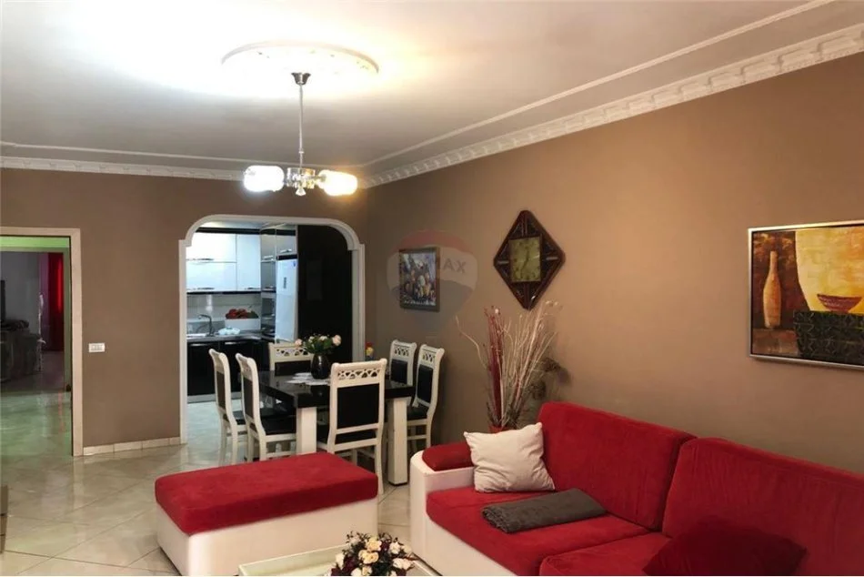 Yzberiasht Amerikan 3, Apartament me qira 2+1+2.
450 euro