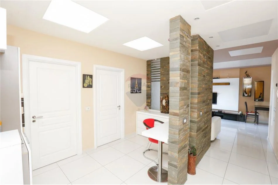 Shitet apartament 2+1, rruga "Dritan Hoxha"!