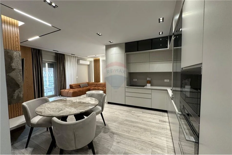 Tirane, jepet me qera 2+1+Ballkon Kati 2, 106 m² 1,000 € (Zogu i Zi)