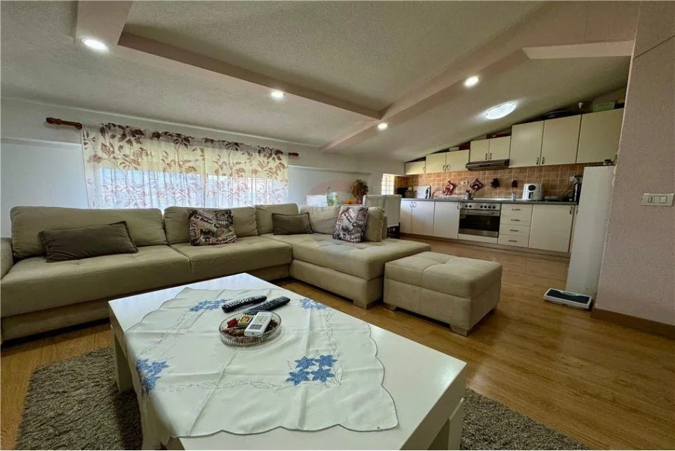 Tirane, jepet me qera apartament 2+1 Kati 6, 120 m² 500 € (Rruga Frosina Plaku)