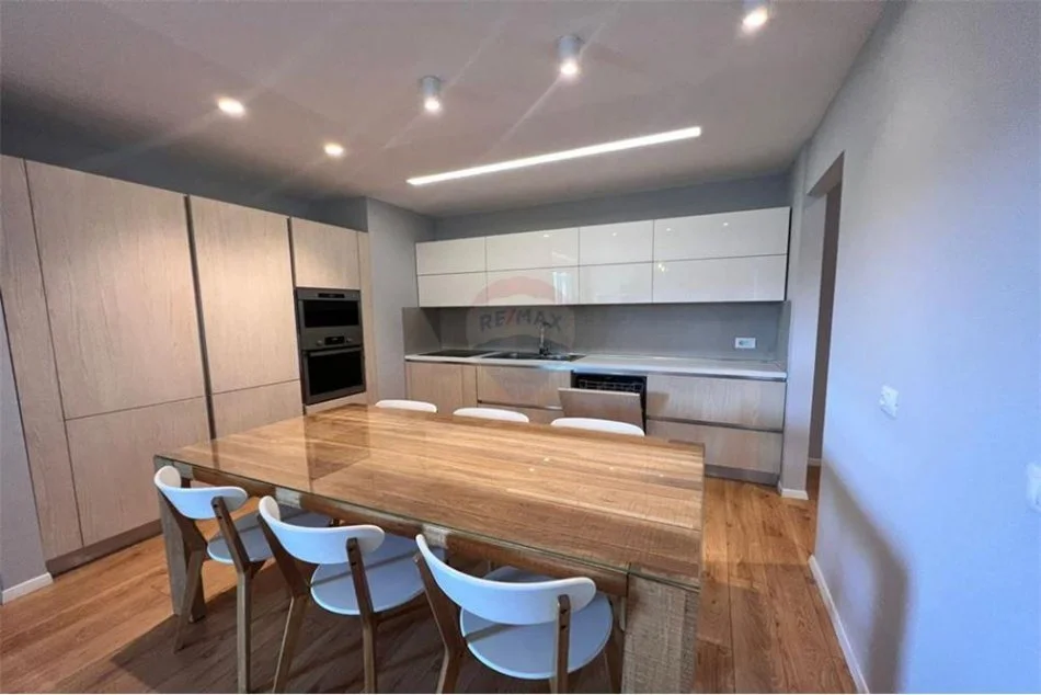 Tirane, jepet me qera 2+1+Ballkon , 2.000 € (Stadiumi Air albania)