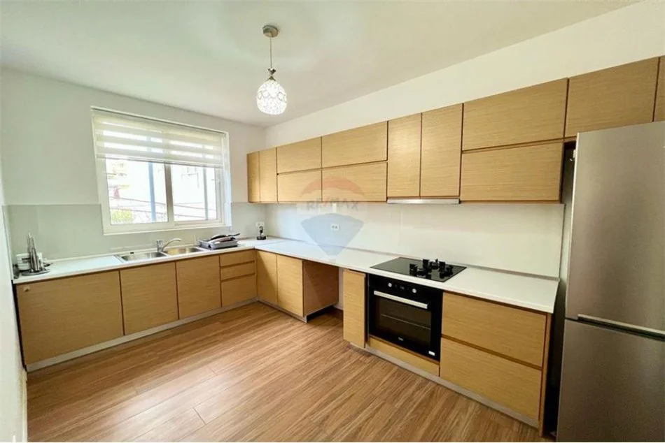 Tirane, jepet me qera Vile 2+1+Ballkon Kati 3, 130 m² 600 € (rruga e elbasanit)