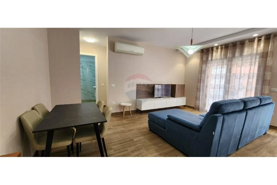 Tirane, jepet me qera apartament 1+1+Aneks+Ballkon Kati 3, 73 m² 650 € (Rruga e Kavajes - Kompleksi Delijorgji)