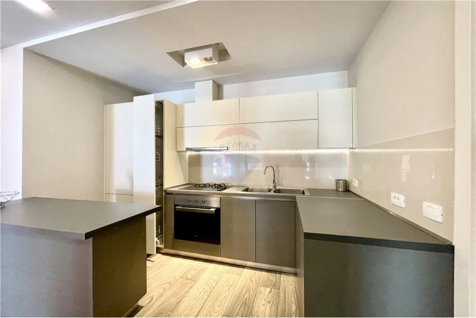 Tirane, jepet me qera apartament 1+1 Kati 6, 75 m² 650 € (Rruga e Kavajes - Kompleksi Delijorgji)