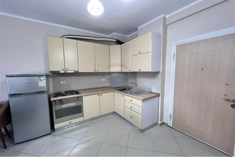 Tirane, jepet me qera apartament 1+1 Kati 2, 65 m² 500 € (komuna parisit)