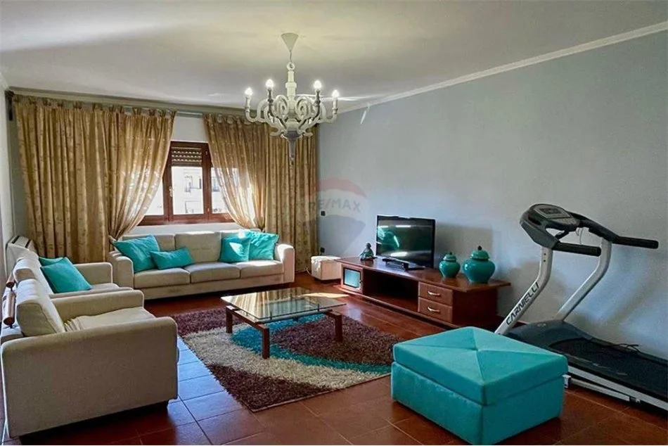 Tirane, jepet me qera apartament 2+1 Kati 10, 124 m² 600 € (Komuna e Parisit)