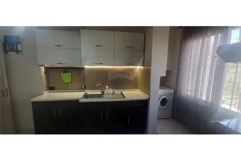 Tirane, jepet me qera apartament 1+1 Kati 4, 65 m² 570 € (Rruga e Kavajes)