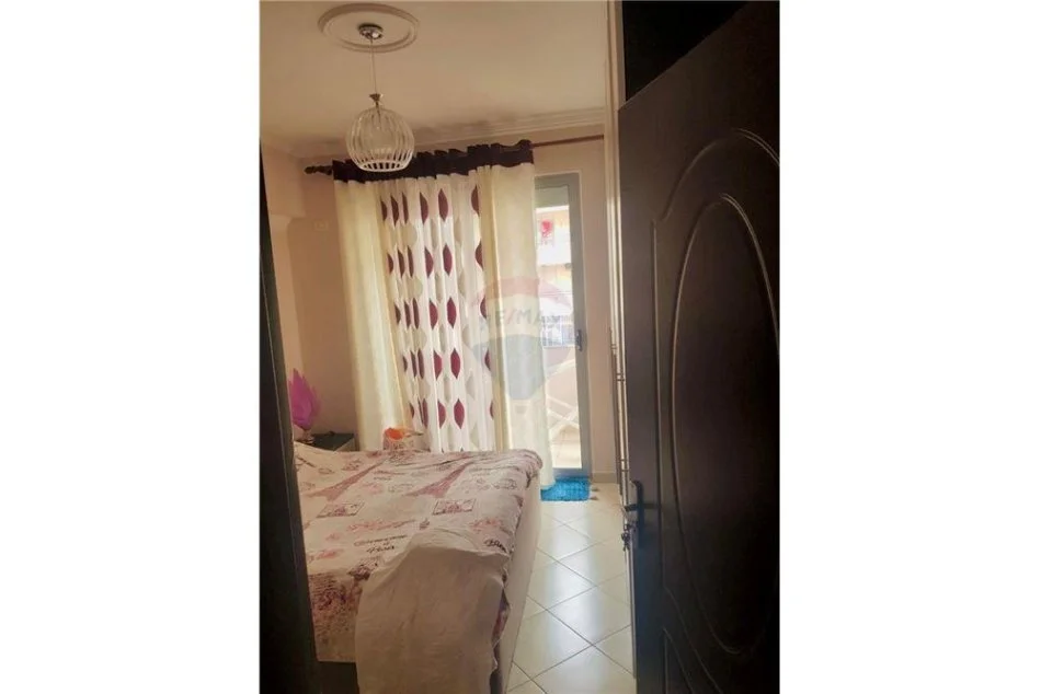 Tirane, jepet me qera apartament 2+1 Kati 4, 100 m² 400 € (BESIM Alla)