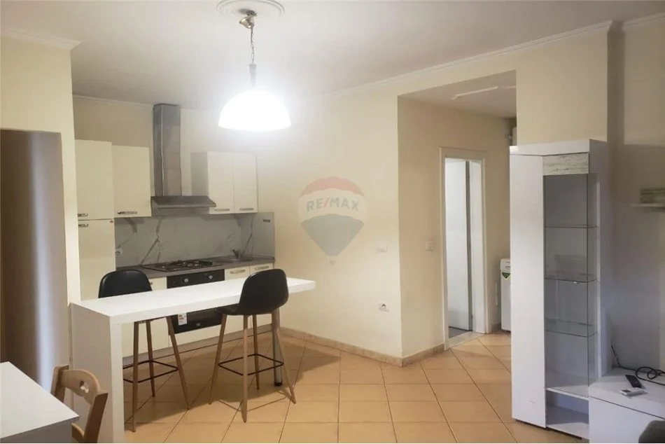 Tirane, jepet me qera apartament 1+1+Ballkon Kati 5, 70 m² 450 € (21 Dhjetori)