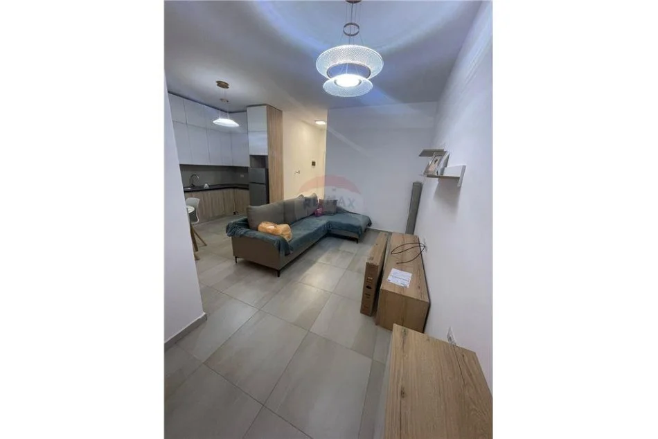 Tirane, jepet me qera apartament 1+1 Kati 1, 70 m² 450 € (Prane Xhamise - Kopshti Botanik)