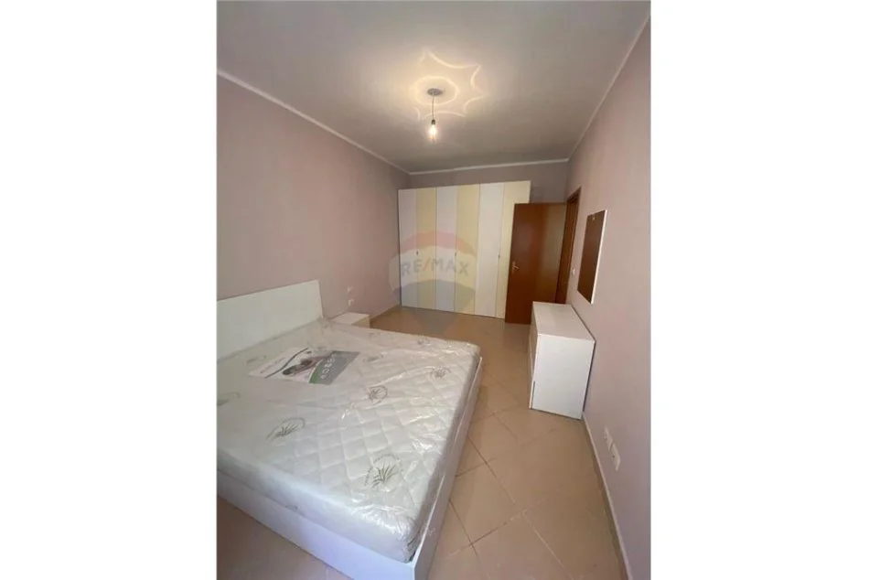 Tirane, jepet me qera apartament 1+1 , 67 m² 450 € (Rruga Bill Klinton)