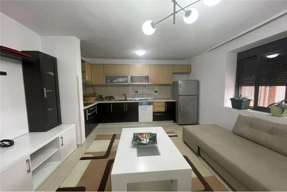 Tirane, jepet me qera apartament 2+1 Kati 4, 65 m² 400 € (Brryli , Materniteti i Ri)