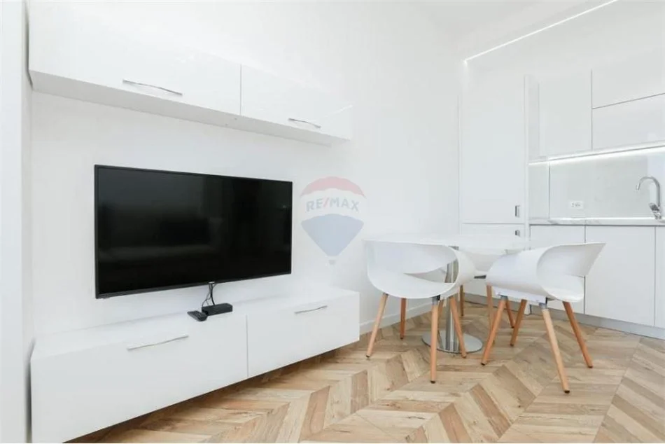 Tirane, jepet me qera 2+1+Ballkon Kati 10, 120 m² 750 € (BLLOKU - Tirana e Re - Petronini, Shqipëri)