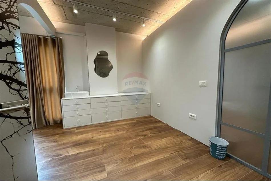 Tirane, jepet me qera Kati 4, 175 m² 2.000 € (Rruga e Elbasanit)