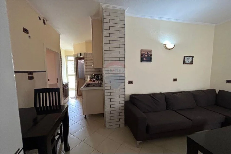 Tirane, jepet me qera apartament 1+1 Kati 1, 65 m² 390 € (Rruga Gjon Mili)