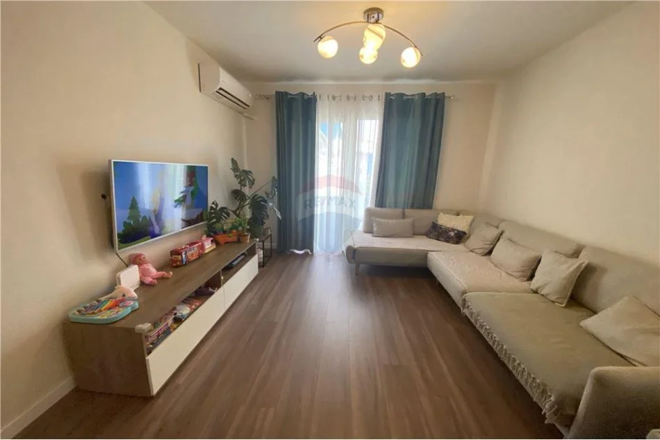 Tirane, jepet me qera apartament 2+1 Kati 2, 111 m² 800 € (Komuna e Parisit)