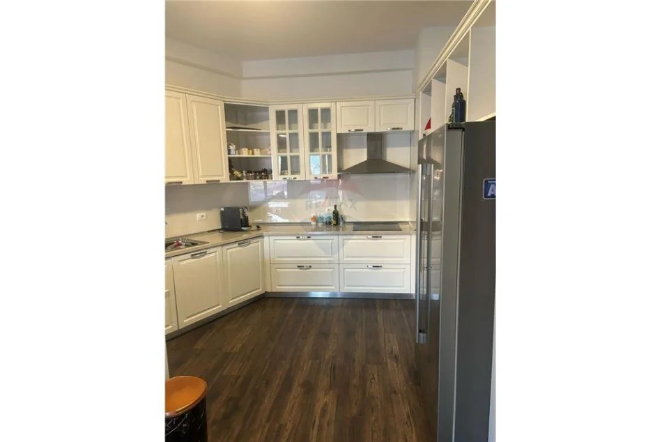 Tirane, jepet me qera apartament 3+1 Kati 3, 172 m² 1.000 € (Benjamin Kruta)