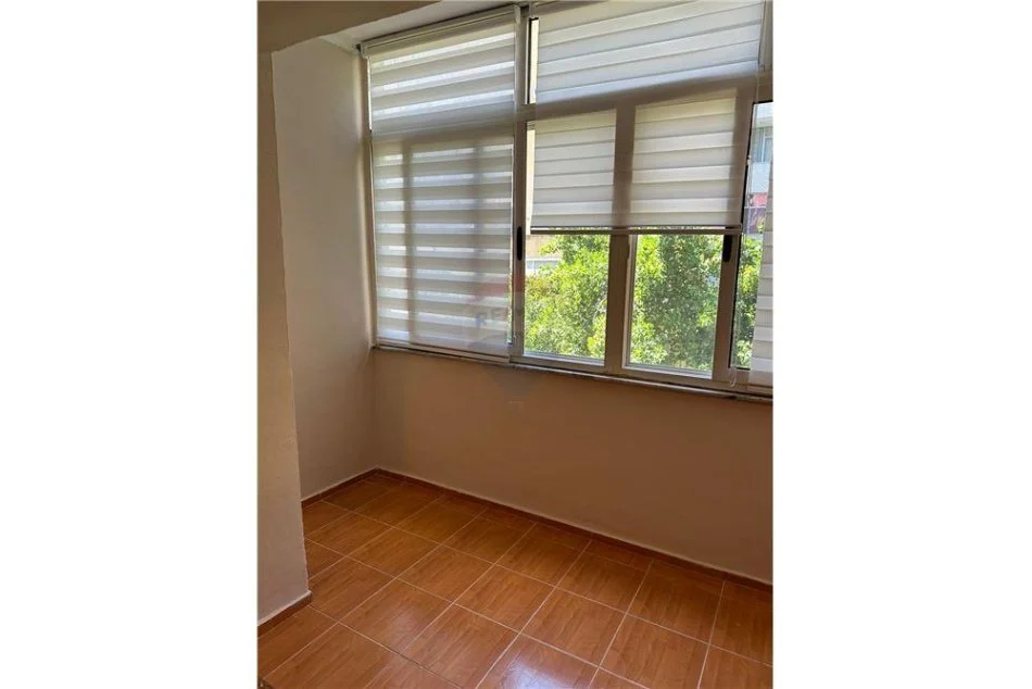 Tirane, jepet me qera apartament 1+1 Kati 5, 70 m² 500 € (Shume prane Xhamise - Rruga e Kavajës)