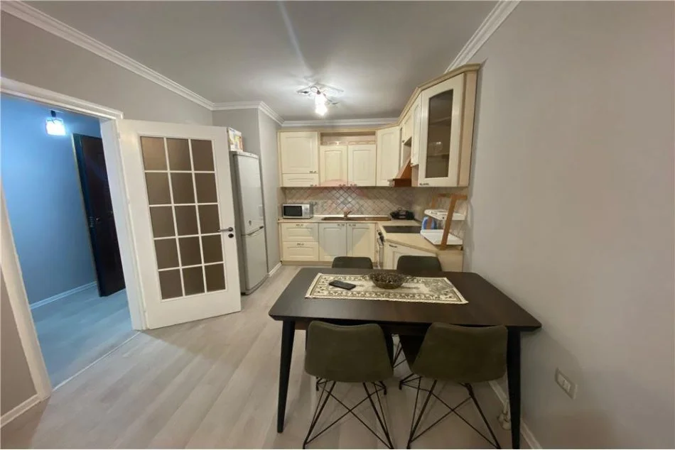 Tirane, jepet me qera apartament 2+1 Kati 8, 110 m² 750 € (Rruga Komuna e Parisit)