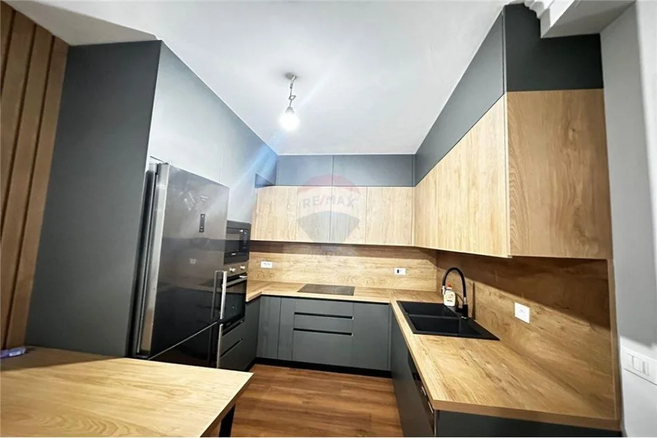 Tirane, jepet me qera apartament 1+1 , 75 m² 550 € (Fusha e Aviacionit)