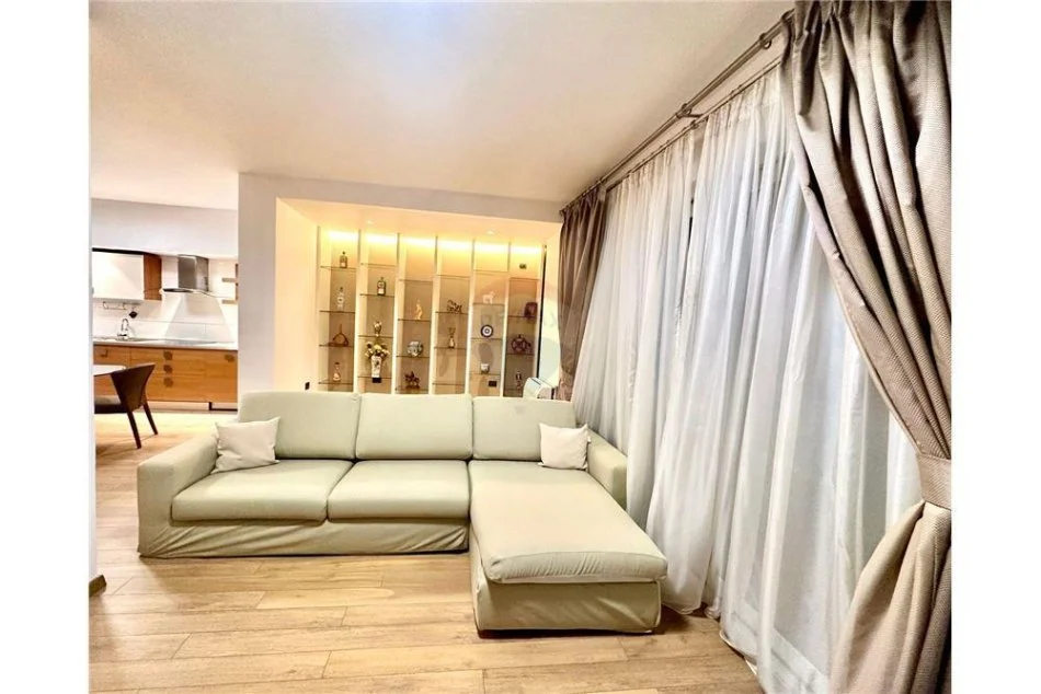 Tirane, jepet me qera apartament 1+1 Kati 10, 85 m² 700 € (Marko Bocari)