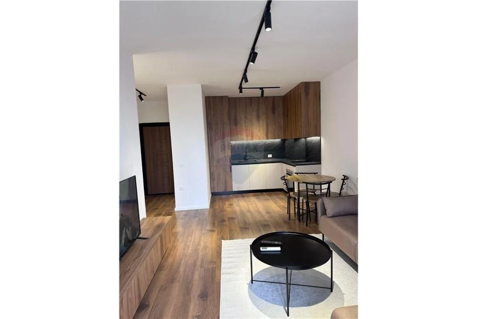 Tirane, jepet me qera apartament 1+1 , 60 m² 500 € (Shkolla e Bashkuar)