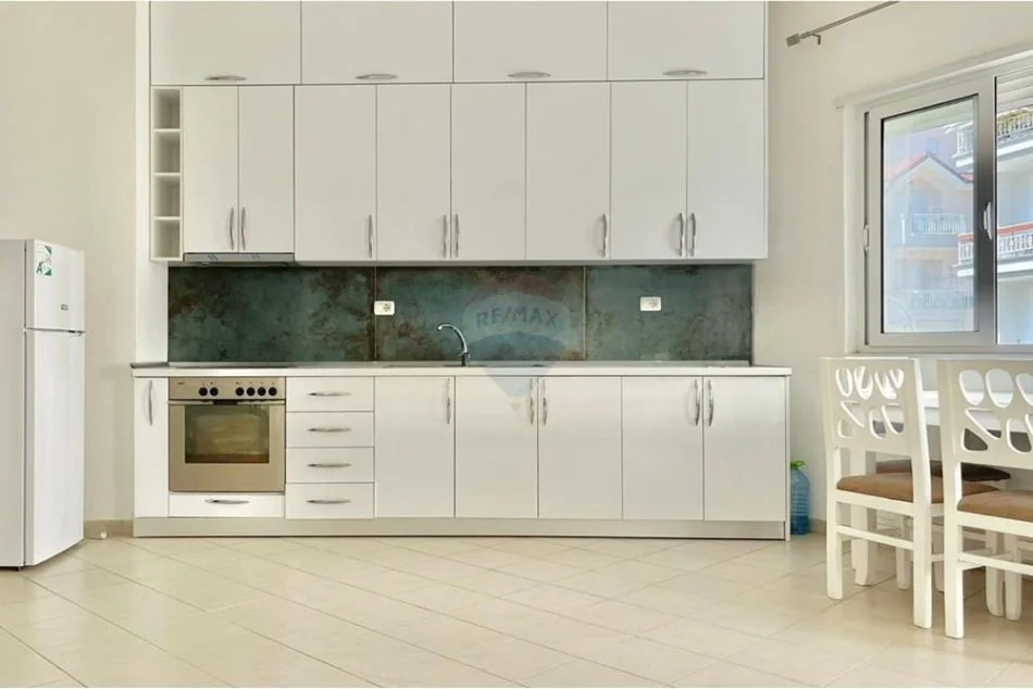 Tirane, jepet me qera apartament 1+1+Ballkon Kati 1, 64 m² 300 € (Rruga e Dajtit)