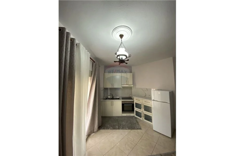 Tirane, jepet me qera apartament 1+1 Kati 3, 75 m² 500 € (Hoxha Tasim - xhamllik)