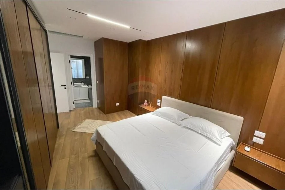 Tirane, jepet me qera 2+1+Ballkon Kati 6, 127 m² 1.800 € (Rruga e Kosovareve)