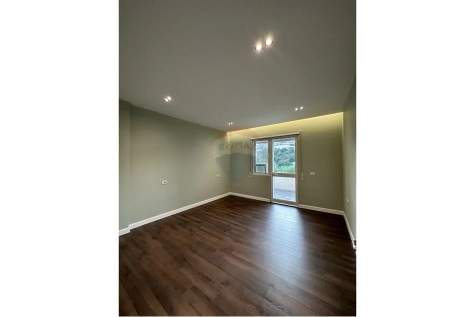 Tirane, shitet apartament 2+1+Ballkon Kati 2, 121 m² 210.000 € (Kopshti Botanik, Pami)